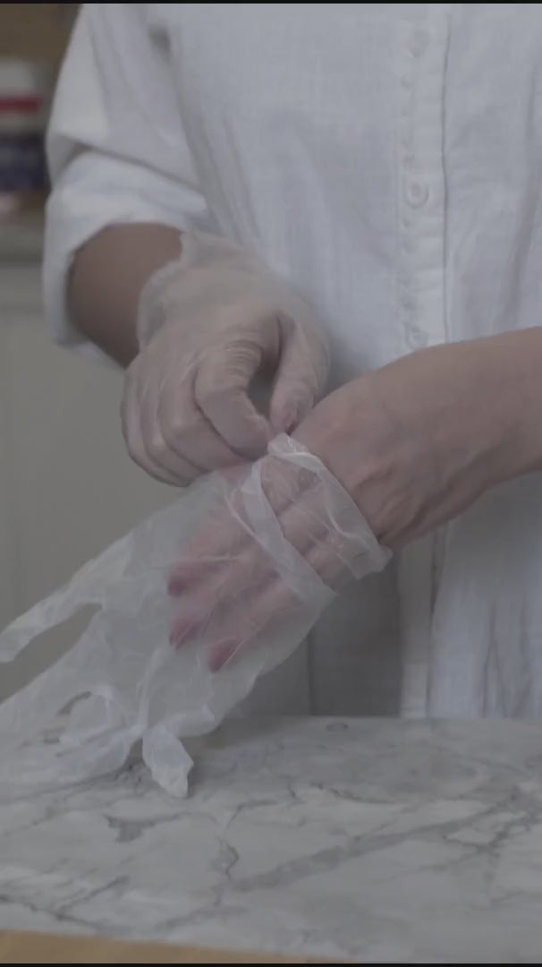 SureSafe Lucid clear vinyl gloves: latex-free and powder-free protection for precise food preparation and kitchen use.